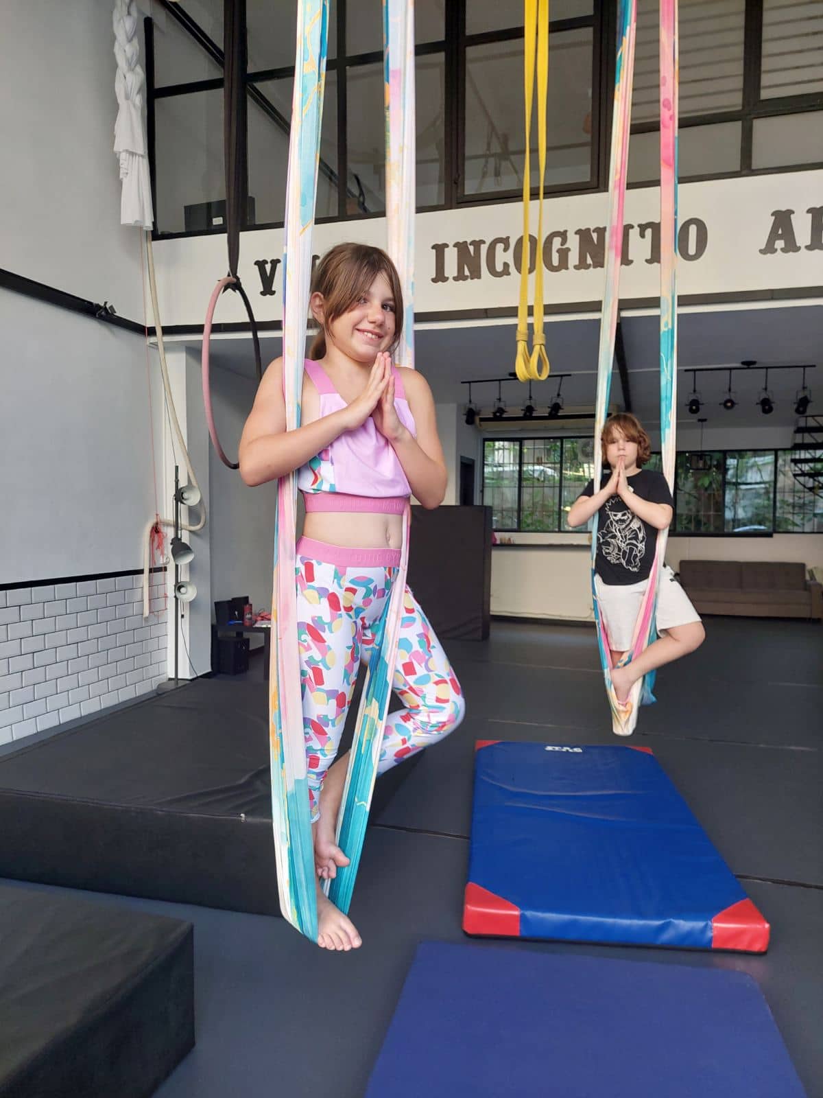 villa-incognito-aerials-aerial-yoga-kids-athina-sportshunter-2